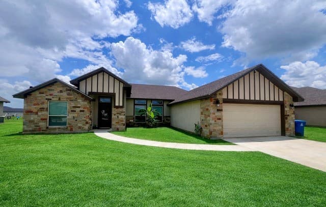 Home for sale at 1729 Vista View in Pleasanton, TX — photo 2