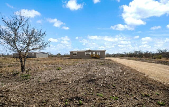 3-bedroom rental at 224 Private Road 4656 in Hondo, TX — photo 3