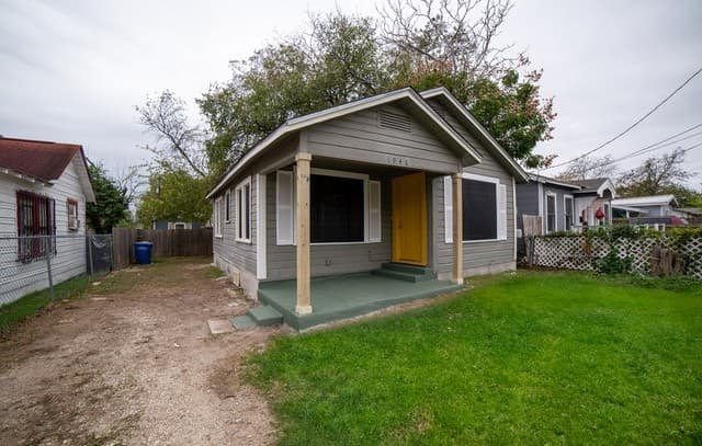 2-bedroom rental at 1946 Nolan in San Antonio, TX — photo 3