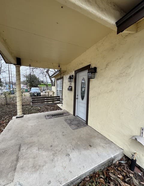 2-bedroom rental at 115 Morrill Ave in San Antonio, TX — photo 2