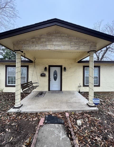 2-bedroom rental at 115 Morrill Ave in San Antonio, TX — photo 3