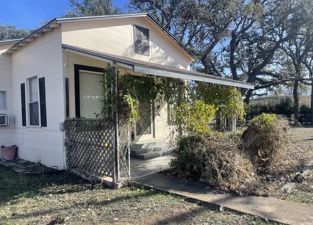 3-bedroom rental at 1209 Fm 1376 in Sisterdale, TX — photo 1