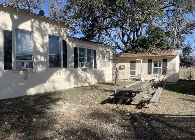 3-bedroom rental at 1209 Fm 1376 in Sisterdale, TX — photo 3