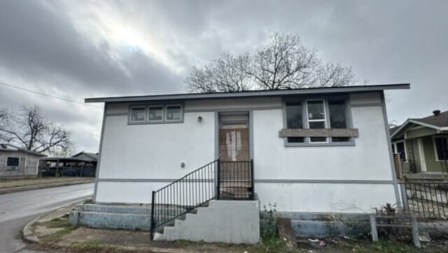 3-bedroom rental at 2402 W Martin St in San Antonio, TX — photo 1
