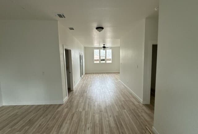 3-bedroom rental at 2402 W Martin St in San Antonio, TX — photo 4