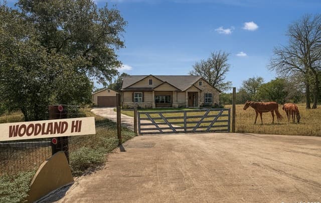 rental at 20 Clear Lake Loop in Poteet, TX — photo 1