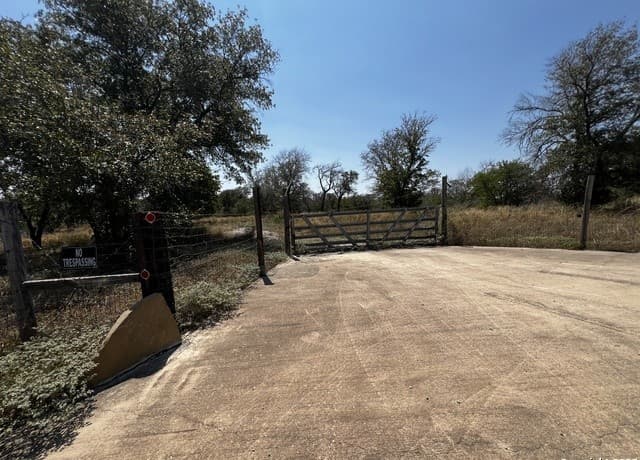 rental at 20 Clear Lake Loop in Poteet, TX — photo 2