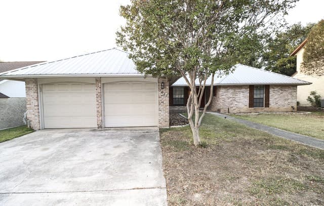 3-bedroom rental at 7227 Trace Buckle in San Antonio, TX — photo 1