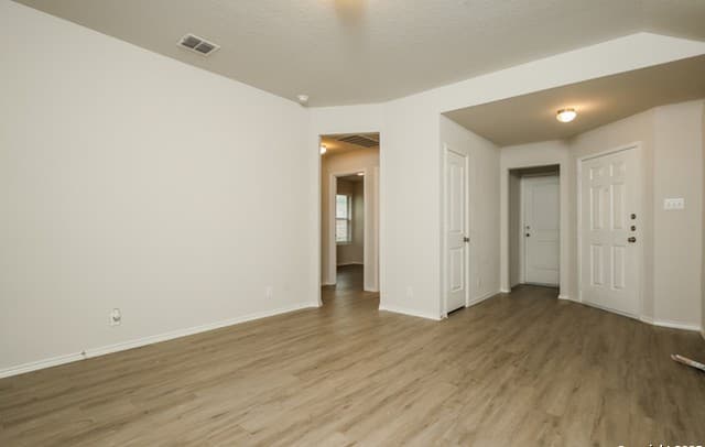 3-bedroom rental at 5115 Jade Crossing in San Antonio, TX — photo 3