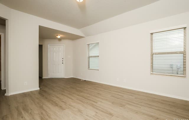 3-bedroom rental at 5115 Jade Crossing in San Antonio, TX — photo 4