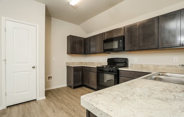 3-bedroom rental at 5207 Jade Crossing in San Antonio, TX — photo 2