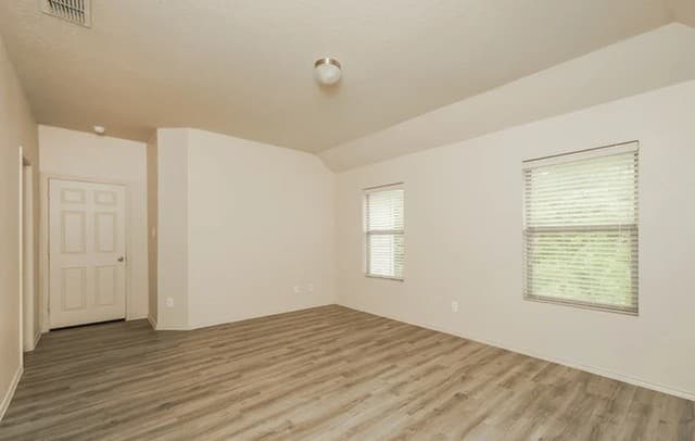 4-bedroom rental at 7026 Heathers Pond in San Antonio, TX — photo 5