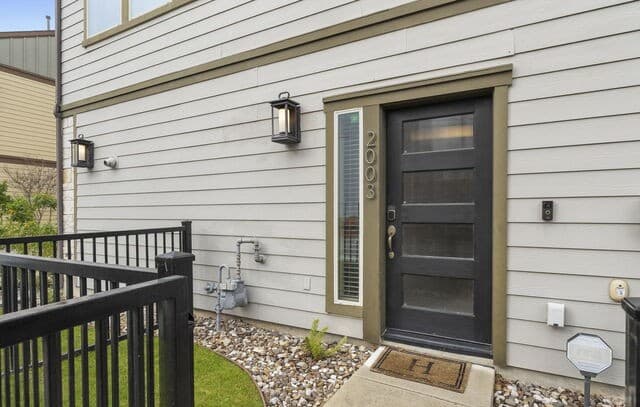 3-bedroom rental at 1002 W French Place in San Antonio, TX — photo 4