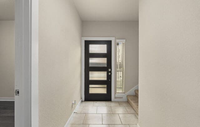 3-bedroom rental at 1002 W French Place in San Antonio, TX — photo 5