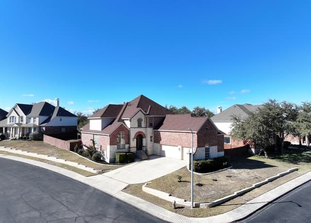6-bedroom rental at 3707 Blackstone in San Antonio, TX — photo 2