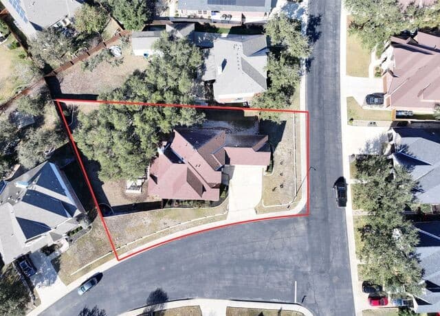 6-bedroom rental at 3707 Blackstone in San Antonio, TX — photo 3
