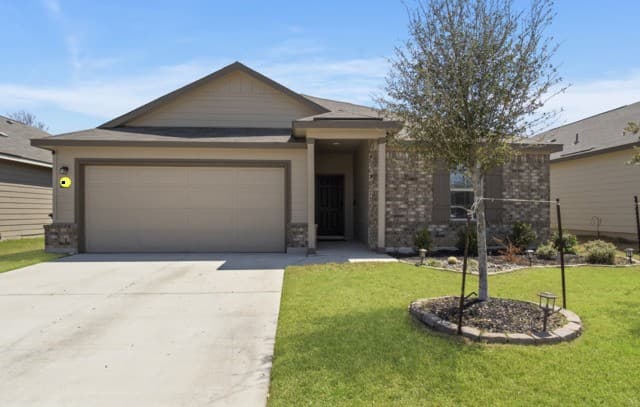 3-bedroom rental at 6830 Diamond in San Antonio, TX — photo 2
