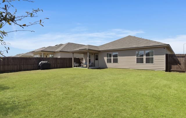 3-bedroom rental at 6830 Diamond in San Antonio, TX — photo 5