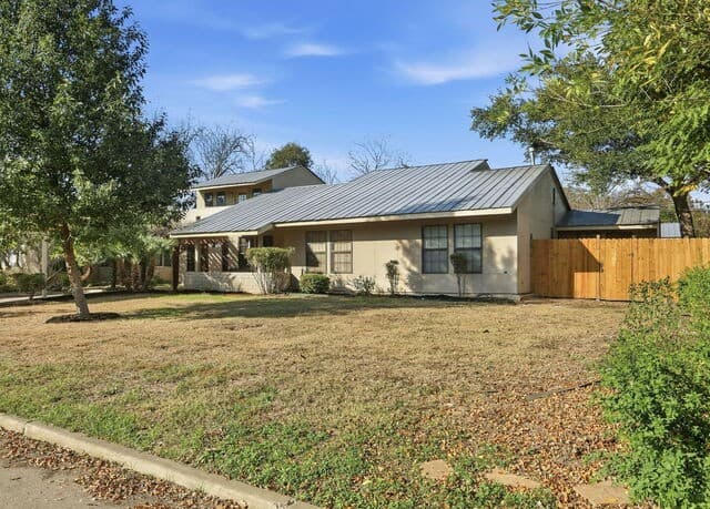 3-bedroom rental at 543 Robinhood in Alamo Heights, TX — photo 2