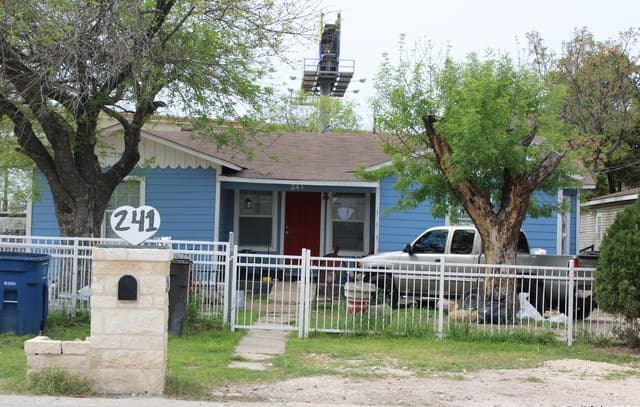 3-bedroom rental at 718 Singing Wind in San Antonio, TX — photo 2