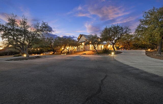 3-bedroom rental at 1941 Canyon Curve in Spring Branch, TX — photo 3