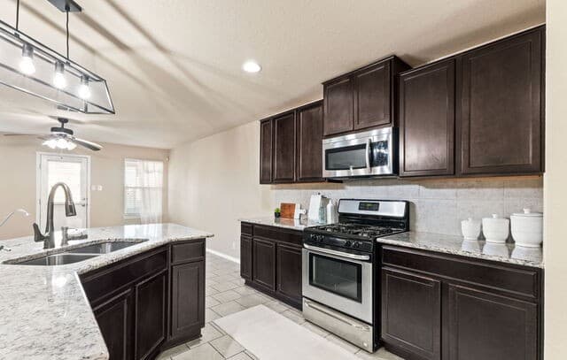 5-bedroom rental at 14033 Shivers Cv in San Antonio, TX — photo 2