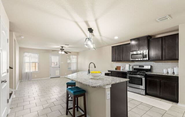 5-bedroom rental at 14033 Shivers Cv in San Antonio, TX — photo 4
