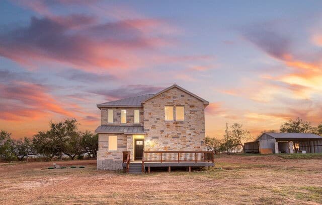 4-bedroom rental at 288 County Road 105 in Floresville, TX — photo 2