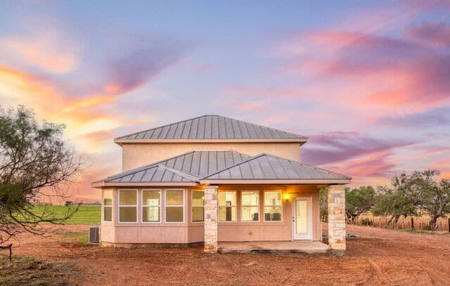 4-bedroom rental at 288 County Road 105 in Floresville, TX — photo 4