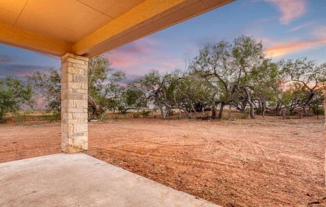 4-bedroom rental at 288 County Road 105 in Floresville, TX — photo 5