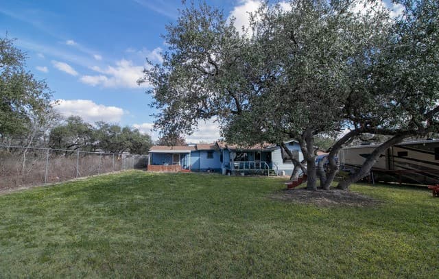 3-bedroom rental at 16472 N State Highway 16 in Poteet, TX — photo 3