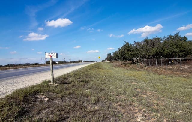 3-bedroom rental at 16472 N State Highway 16 in Poteet, TX — photo 4