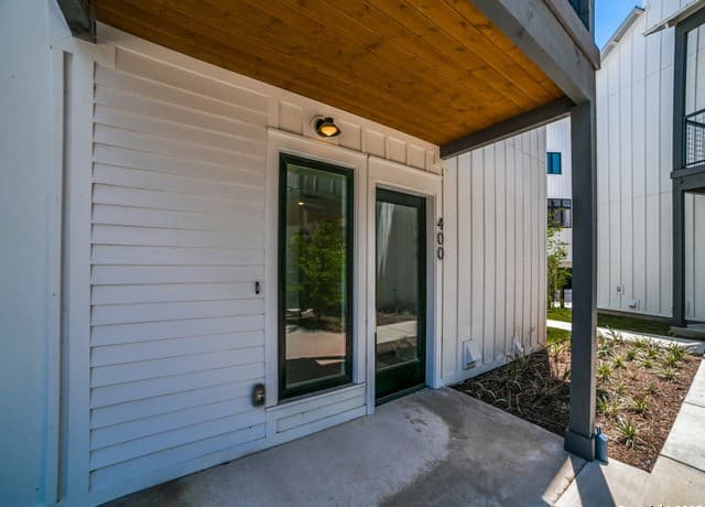 3-bedroom rental at 1042 Greer in San Antonio, TX — photo 3