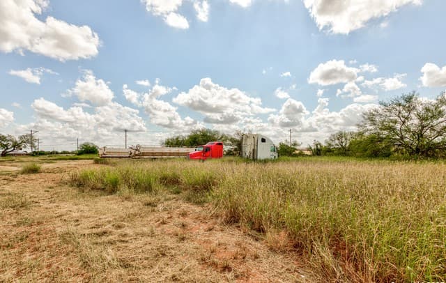 rental at 1160 W Highway 85 in Dilley, TX — photo 5