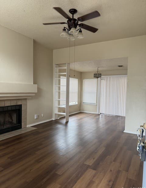 3-bedroom rental at 9370 Village Lance in San Antonio, TX — photo 3