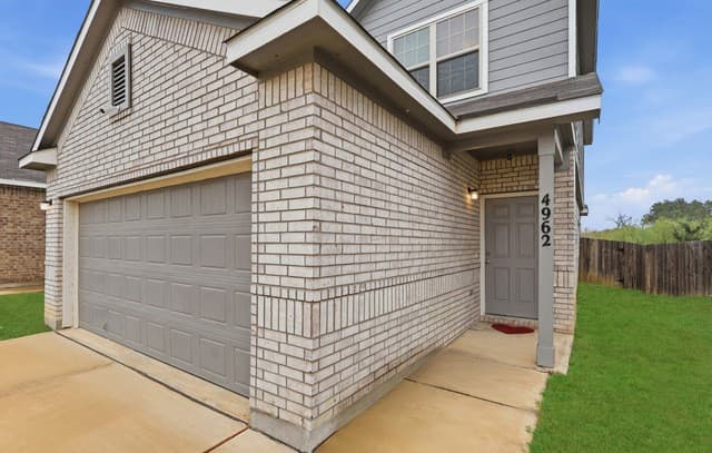 4-bedroom rental at 4962 Sandstone in San Antonio, TX — photo 3