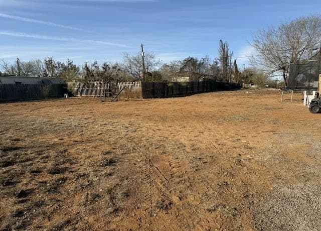 rental at 404 E Hugo in Dilley, TX — photo 2