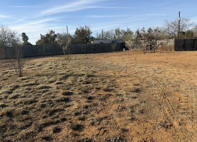 rental at 404 E Hugo in Dilley, TX — photo 4