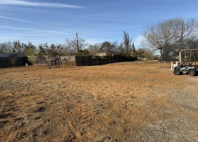 rental at 404 E Hugo in Dilley, TX — photo 5
