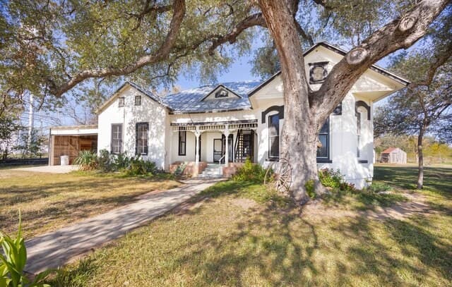 3-bedroom rental at 7150 County Road 429 in Dhanis, TX — photo 1