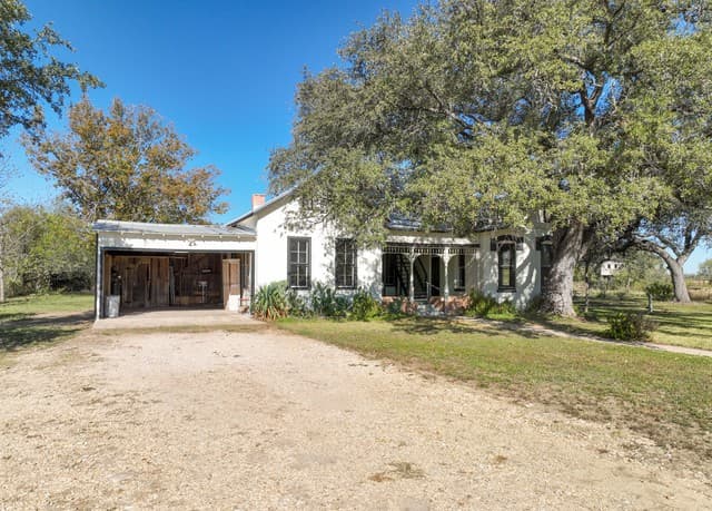 3-bedroom rental at 7150 County Road 429 in Dhanis, TX — photo 2