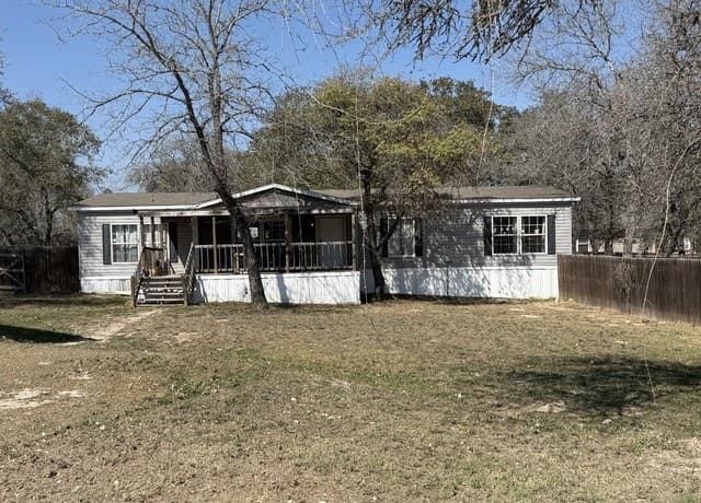 5-bedroom rental at 4811 Treebark Ln in Elmendorf, TX — photo 3