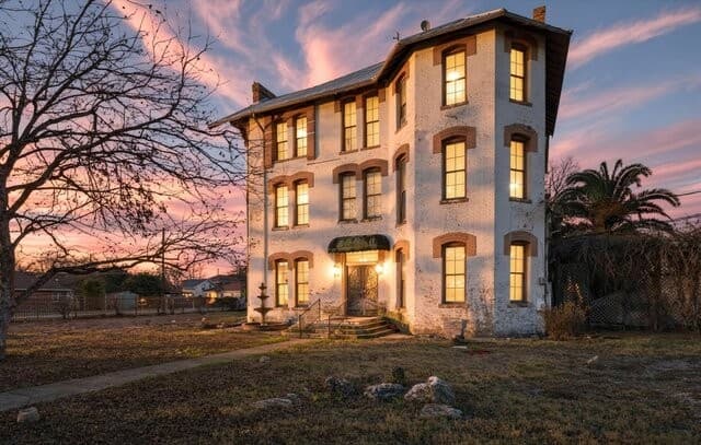 11-bedroom rental at 802 Kentucky Ave in San Antonio, TX — photo 1