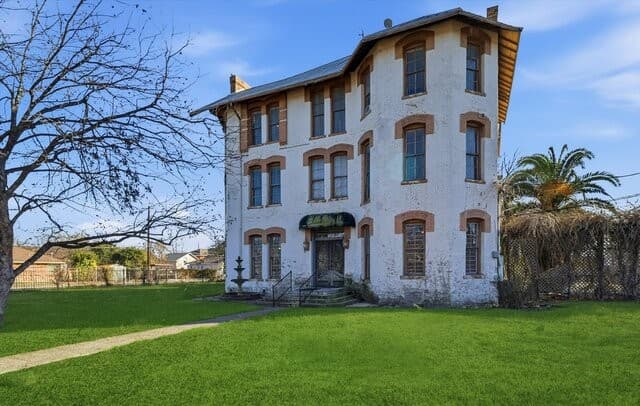 11-bedroom rental at 802 Kentucky Ave in San Antonio, TX — photo 2
