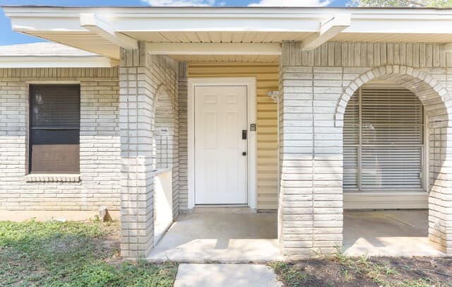 3-bedroom rental at 2027 Leesburg in San Antonio, TX — photo 2