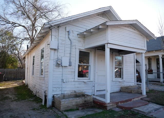 1-bedroom rental at 1820 Ruiz in San Antonio, TX — photo 2