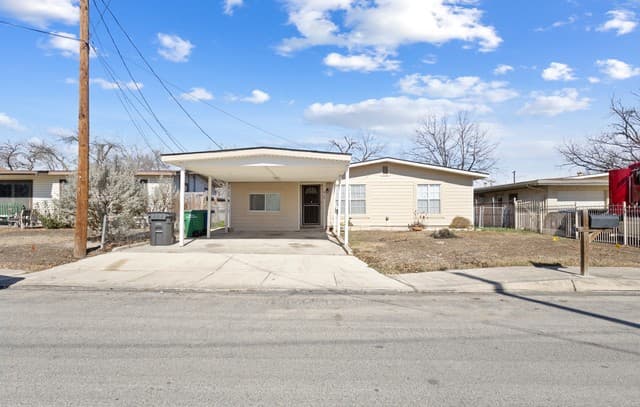 3-bedroom rental at 615 Overhill Drive in San Antonio, TX — photo 2