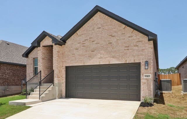 3-bedroom rental at 9909 Paladin Ridge in San Antonio, TX — photo 2