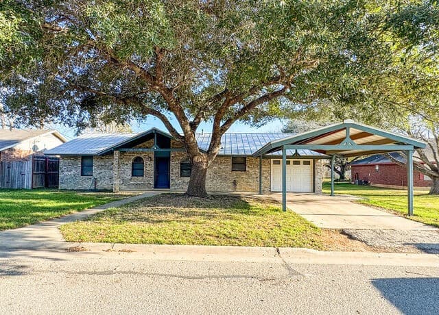 1-bedroom rental at 221 Fm 1107 in Stockdale, TX — photo 2