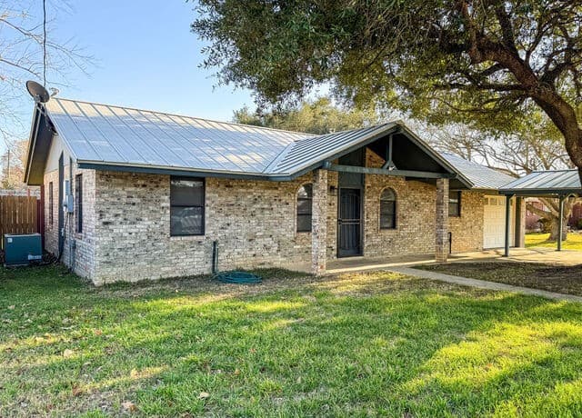 1-bedroom rental at 221 Fm 1107 in Stockdale, TX — photo 4